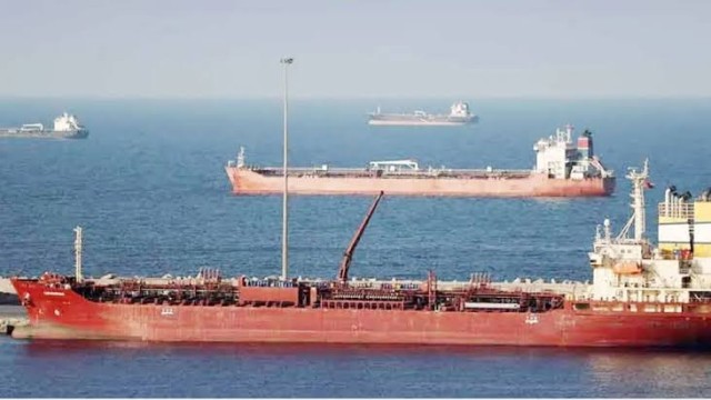 হরমুজ প্রণালি দিয়ে দিনে সর্বোচ্চ ১৫টি জাহাজ চলাচলের শর্ত দিল ইরান