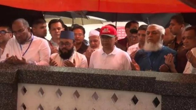 সিলেটে প্রধানমন্ত্রী : মাজার জিয়ারত ও উন্নয়ন প্রকল্পের উদ্বোধন