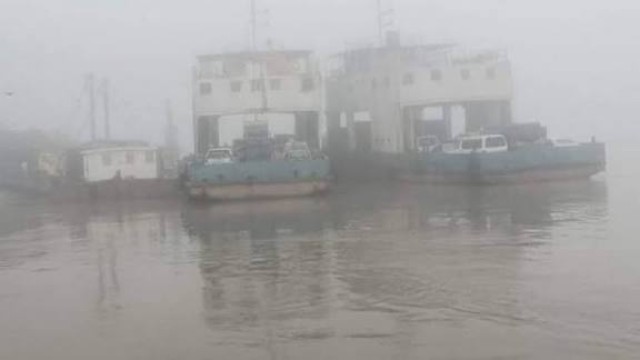 ঘন কুয়াশায় দৌলতদিয়া-পাটুরিয়া নৌরুটে ফেরি চলাচল বন্ধ