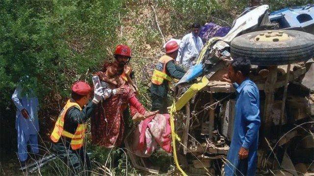 পাকিস্তানে খালে ট্রাক পড়ে একই পরিবারের ১৪ জন নিহত, আশঙ্কাজনক ৭