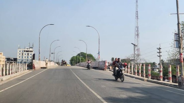 চুয়াডাঙ্গায় তীব্র গরমে গলছে রাস্তার পিচ