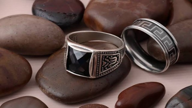 পুরুষের জন্য মূল্যবান পাথরের আংটি পরা কি জায়েজ?