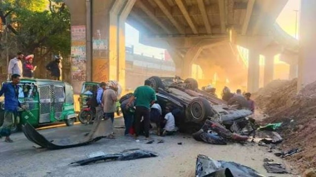 এক্সপ্রেসওয়ের রেলিং ভেঙে নিচের সড়কে গাড়ি