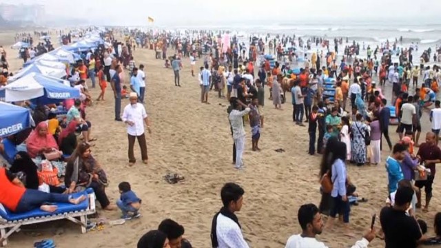 মৌসুমের শেষভাগে কক্সবাজারে পর্যটকের ঢল