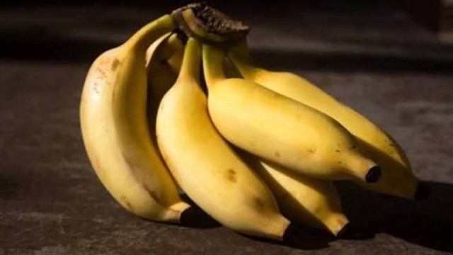 শীতে কলা খেলে যা ঘটে শরীরে