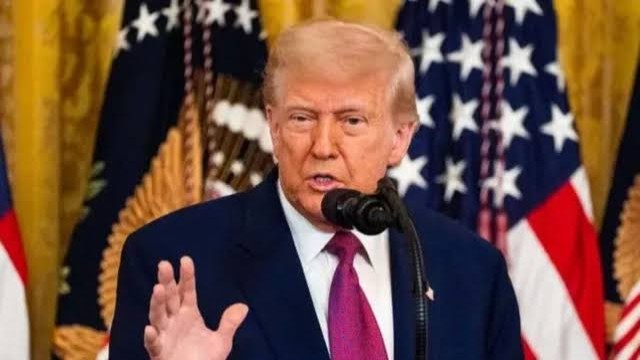 ট্রাম্পের আলটিমেটাম: চীনের সঙ্গে বাণিজ্য চুক্তি করলে কানাডার পণ্যে ১০০% শুল্কের হুমকি