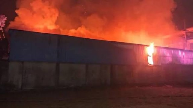 গাজীপুরে ঝুট গুদামে আগুন