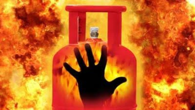 নারিন্দায় এসির গ্যাস সিলিন্ডার বিস্ফোরণ: একই পরিবারের ৩ জন দগ্ধ, একজনের অবস্থা আশঙ্কাজনক