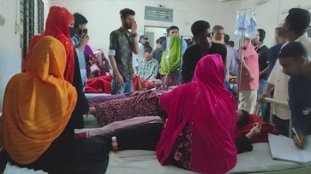 পাবনার ঈশ্বরদীতে একটি কারখানায় ইফতারের খাবার খেয়ে অন্তত ৫০ জন শ্রমিক অসুস্থ হয়ে পড়েছেন। সোমবার সন্ধ্...