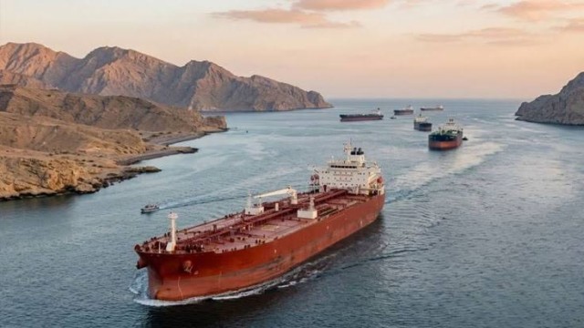 হরমুজ প্রণালিতে বাণিজ্যিক জাহাজ চলাচল বৃদ্ধি: ইরান কাদের দিচ্ছে বিশেষ সুবিধা?