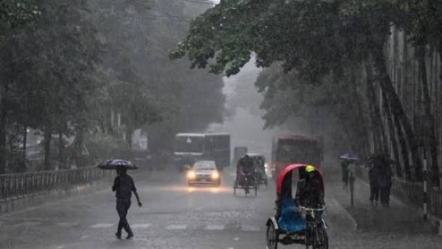 ঢাকা ও পার্শ্ববর্তী এলাকায় দুপুরের মধ্যে বৃষ্টির পূর্বাভাস: দমকা হাওয়াসহ আকাশ মেঘলা থাকতে পারে