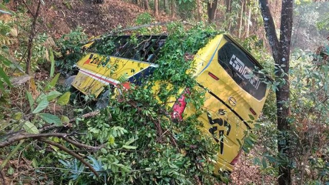 বান্দরবানে পর্যটকবাহী বাস খাদে: আহত ২০