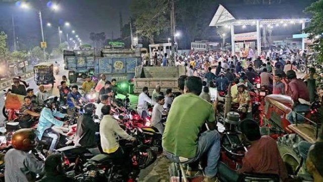 ঠাকুরগাঁও জেলায় গত তিন সপ্তাহ ধরে জ্বালানি তেলের তীব্র সংকট দেখা দেওয়ায় চরম ভোগান্তিতে পড়েছেন সাধারণ...