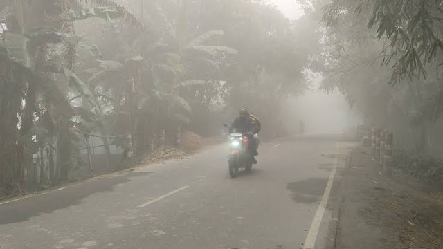 পঞ্চগড়ে তীব্র শীত ও ঘন কুয়াশা, বিপর্যস্ত জনজীবন