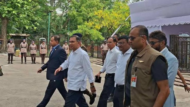 নিরাপত্তার কড়াকড়ি ভেঙে জনতার কাতারে প্রধানমন্ত্রী তারেক রহমান