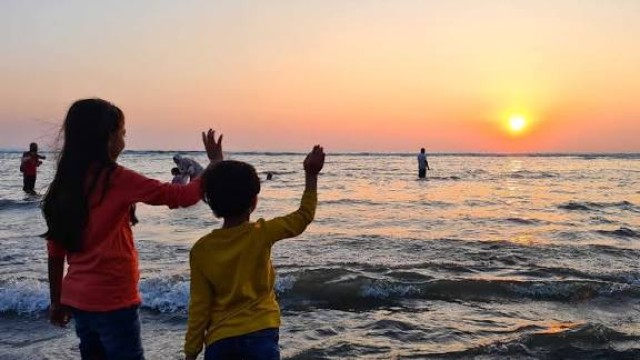 বছরের শেষ সূর্যাস্ত দেখতে কক্সবাজার সৈকতে পর্যটকের ঢল