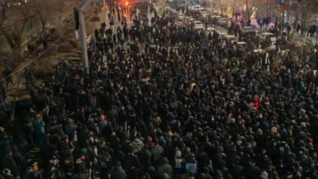 ইরানে বিক্ষোভ দমনে কঠোরতা, ছোড়া হচ্ছে তাজা গুলি