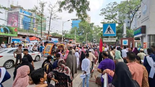 এসএসসি পরীক্ষা: ঢাকার কেন্দ্রগুলোর সামনে তীব্র যানজট ও জনজট