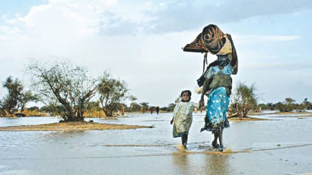 জলবায়ুর সঙ্গে নারীর যুদ্ধ, জলে জ্বলে টিকে থাকা