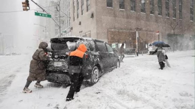তীব্র তুষারঝড়ে কাঁপছে যুক্তরাষ্ট্র: মৃত্যু বেড়ে ৩০, বিদ্যুৎহীন লাখো মানুষ