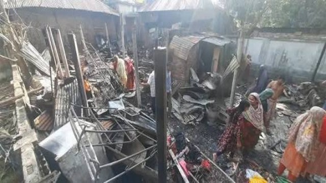 বগুড়ায় ভয়াবহ আগুনে ৪ পরিবারের সর্বস্ব পুড়ে ছাই