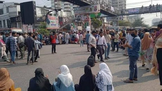 ৫ কলেজের উচ্চমাধ্যমিক শিক্ষার্থীদের শাহবাগ অবরোধ