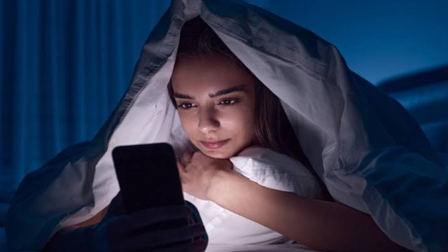 ঘুমের আগে স্মার্টফোন ব্যবহার: অজান্তেই নিজের শরীরের যে ক্ষতি করছেন