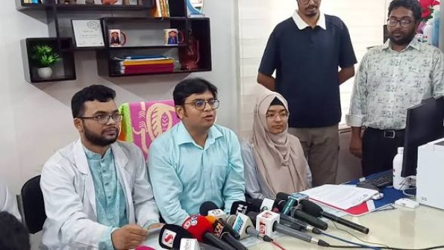 রাজশাহী মেডিকেল কলেজ (রামেক) হাসপাতালে টানা ২৪ ঘণ্টার কর্মবিরতি কাটিয়ে পুনরায় কাজে যোগ দিয়েছেন ইন্টা...