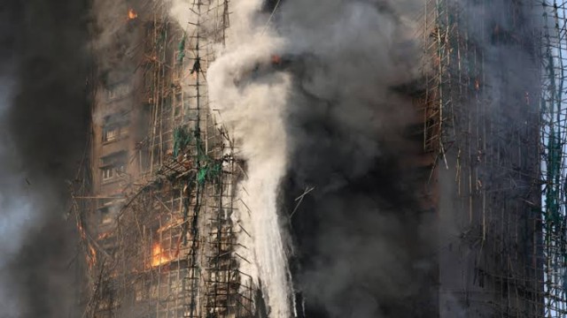 হংকংয়ে ভয়াবহ আগুনে নিহতের সংখ্যা বেড়ে ১২৮