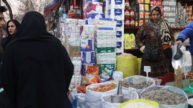 যুদ্ধ ও নিষেধাজ্ঞার কবলে ইরানের অর্থনীতি