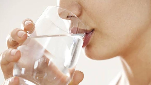 শীতে ঠান্ডা পানি পান করেন? জেনে নিন কী হয়