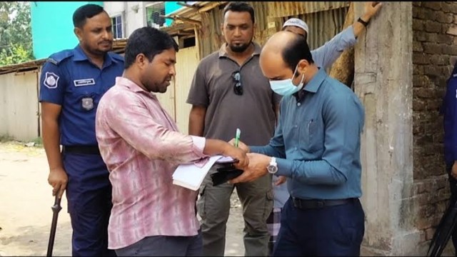 গত বুধবার (২২ এপ্রিল) দুপুরে নরসিংদীর ঘোড়াশাল পৌর এলাকার মিয়াপাড়া, টেকপাড়া এবং পলাশের কুটিরপাড়া গ্রা...