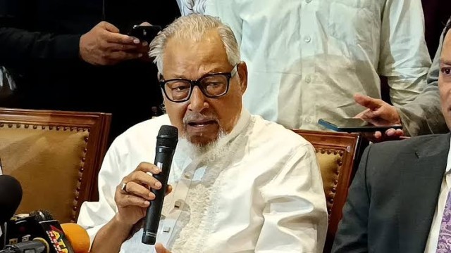 নিষিদ্ধ কোনো দল অংশ না নিতে পারা নির্বাচনের পথে বাধা নয় : নজরুল ইসলাম