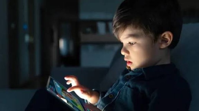 শিশুদের হাতে স্মার্টফোন দিয়ে যে মারাত্মক ক্ষতি করছেন