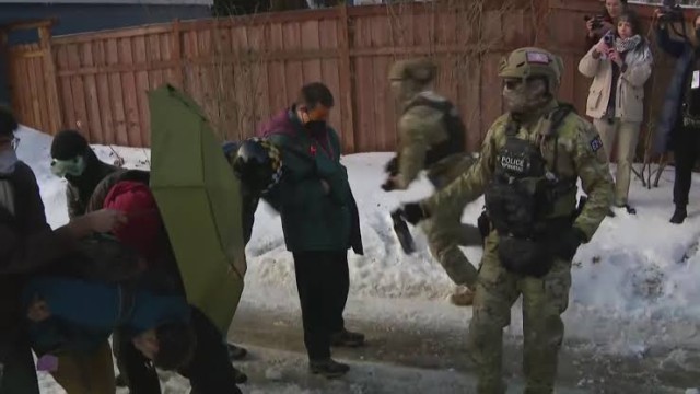 মিনিয়াপোলিসে ফেডারেল এজেন্টের গুলিতে আরও এক নাগরিক নিহত: রণক্ষেত্র শহর, ট্রাম্পের কড়া হুঁশিয়ারি