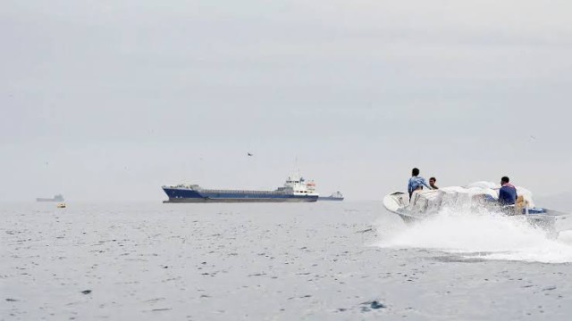 মার্কিন অবরোধ উপেক্ষা করে হরমুজ প্রণালি পার হলো ৩ ইরানি তেলবাহী জাহাজ