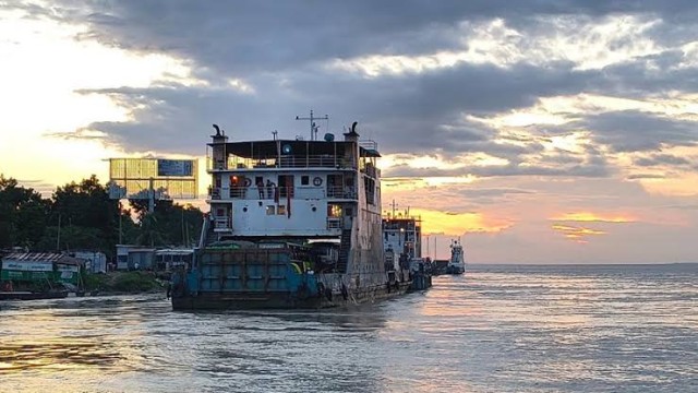 দৌলতদিয়া-পাটুরিয়া নৌরুটে ফেরি ও লঞ্চ চলাচল শুরু