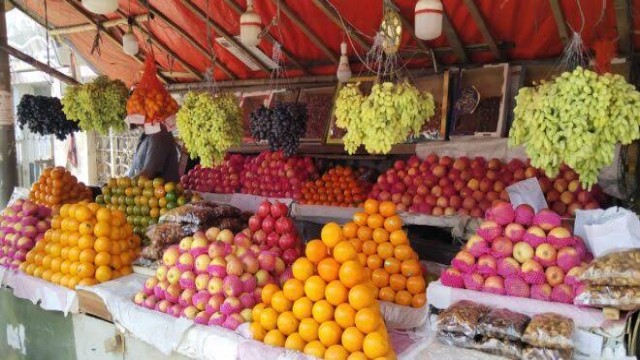 পবিত্র রমজান মাস শুরু হতে না হতেই রাজধানীর ফলের বাজারে আগুন লেগেছে। মাত্র