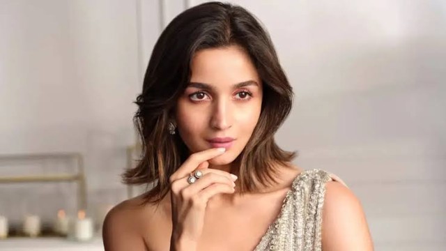 এয়ারপোর্টে মবের শিকার আলিয়া ভাট, মুখ খুললেন সাবেক বডিগার্ড