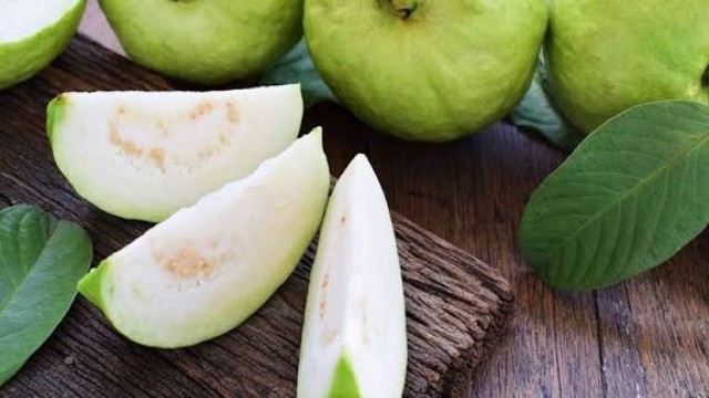 এই সময়ে পেয়ারা খাবেন যে ৫ কারণে