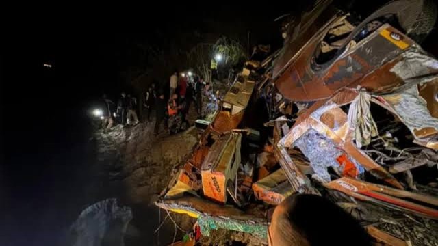 নেপালে যাত্রীবাহী বাস নদীতে পড়ে পর্যটকসহ ১৮ জনের প্রাণহানি