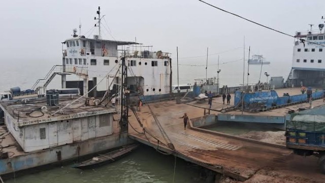 বৈরী আবহাওয়া ও ঝড়ো বাতাসের কারণে দুই দফা বন্ধ থাকার পর দৌলতদিয়া-পাটুরিয়া নৌরুটে পুনরায় সব ধরনের নৌযা...