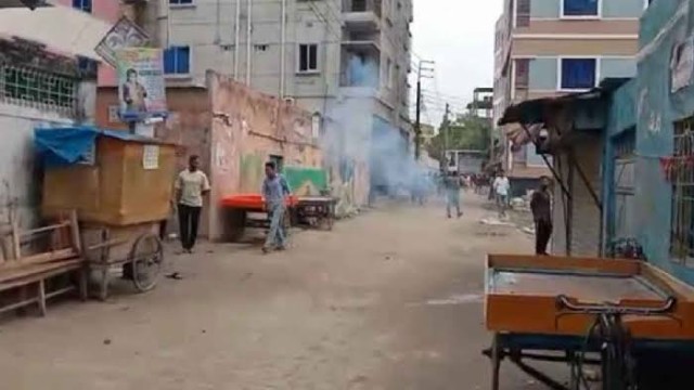 সংঘর্ষ ও গোলাগুলি: নারায়ণগঞ্জের ফতুল্লায় পোশাক কারখানার ঝুট ব্যবসা নিয়ন্ত্রণকে কেন্দ্র করে যুবদলের দ...