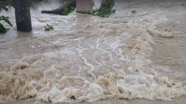 ভারী ও অতিভারী বর্ষণের ফলে দেশের উত্তর ও পূর্বাঞ্চলের চারটি নদীর পানি বিপৎসীমা অতিক্রম করায় সংশ্লিষ্...