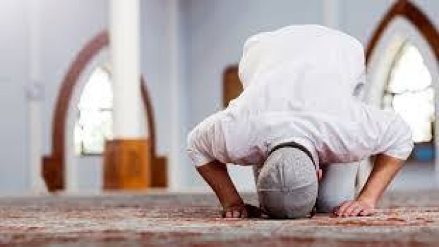 সঠিক সময়ে নামাজ আদায়: কেন এটি মুমিনের জন্য অপরিহার্য?