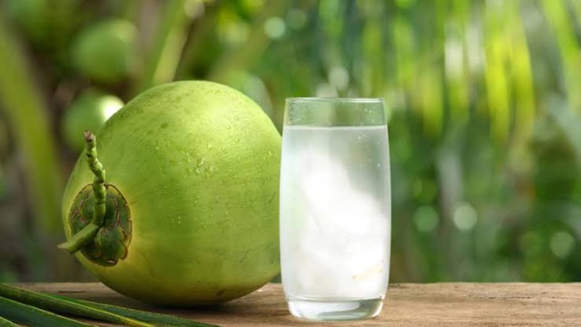 প্রাকৃতিক এনার্জি ড্রিংক ‘ডাবের পানি’: কেন এবং কখন পান করবেন?