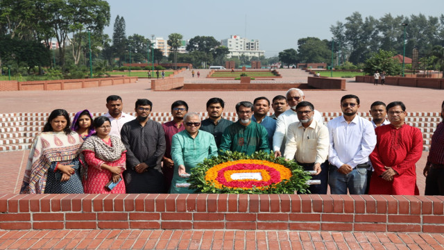 জাতীয় স্মৃতিসৌধে বিডিইউ উপাচার্যের শ্রদ্ধা