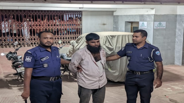 কুবির বাস চালককে মারধর, সিএনজি চালক আটক