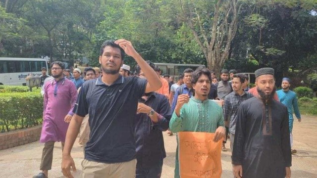 কুরআন অবমাননার প্রতিবাদে কুমিল্লা বিশ্ববিদ্যালয়ে মানববন্ধন ও বিক্ষোভ