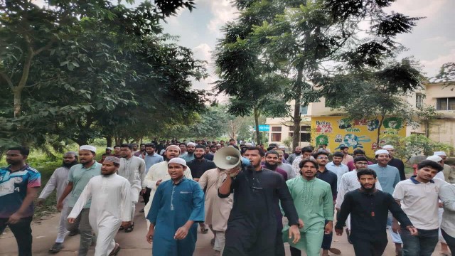 গাজীপুরে মাদ্রাসা ছাত্রী নির্যাতনের ঘটনায় কুবিতে মানববন্ধন